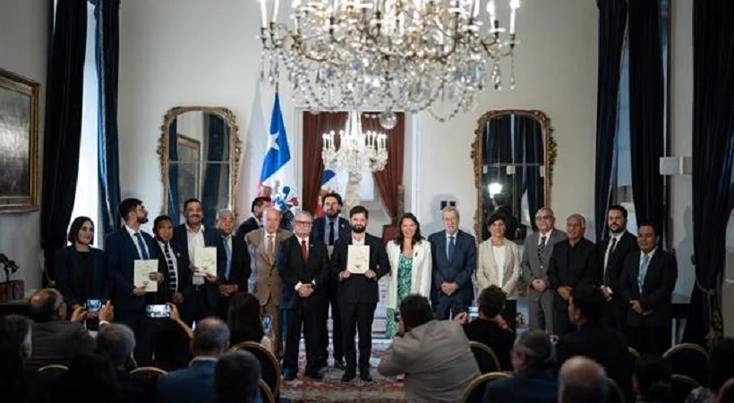 Boric recibió informe final de Comisión Arica 100 de cara al centenario del Tratado de Lima  